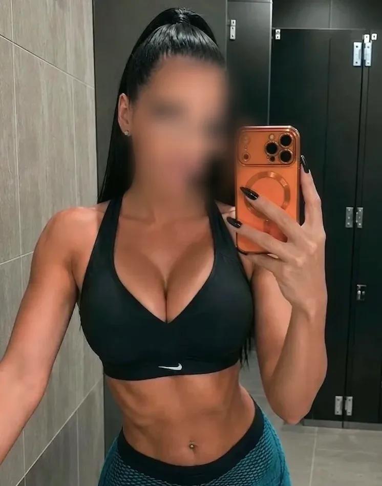 Ellie, 32